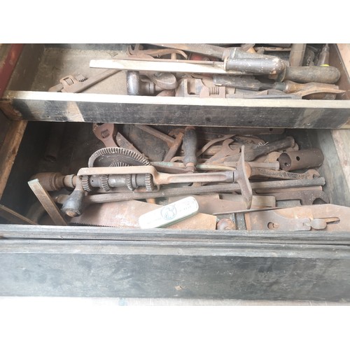 1670 - An early 20th century ebonised pine carpenters tool chest containing assorted vintage hand tools to ... 