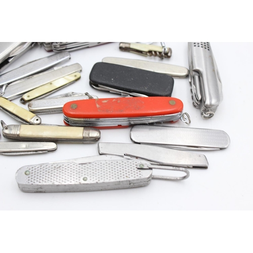 136 - A collection of assorted pocket knives/tools to include multi-tool, Swiss Army etc.