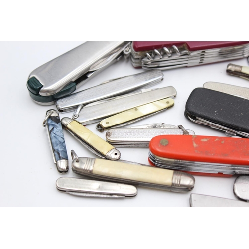 136 - A collection of assorted pocket knives/tools to include multi-tool, Swiss Army etc.