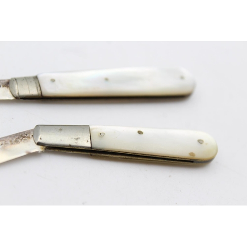 258 - Two antique hallmarked .925 sterling silver knives with mother of pearl handles - approx. gross weig... 