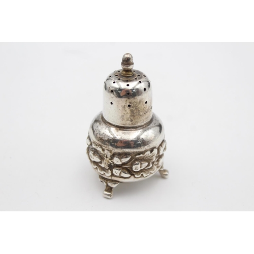 261 - Two pieces of Victorian Mappin & Webb sterling silver, salt dish and pepper pot -  dated 1896 - appr... 