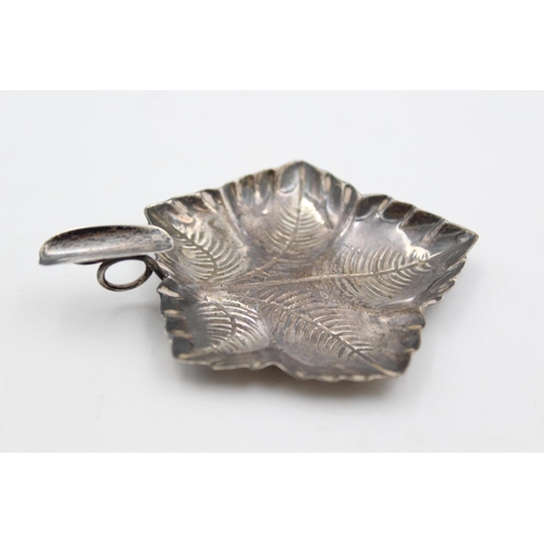 207 - A vintage .925 sterling silver leaf shaped ash tray - approx. gross weight 18 grams and 7cm in diame... 