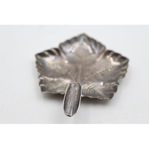 207 - A vintage .925 sterling silver leaf shaped ash tray - approx. gross weight 18 grams and 7cm in diame... 