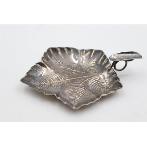 207 - A vintage .925 sterling silver leaf shaped ash tray - approx. gross weight 18 grams and 7cm in diame... 