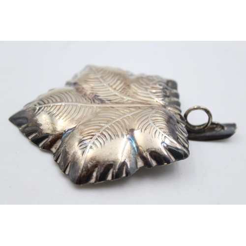 207 - A vintage .925 sterling silver leaf shaped ash tray - approx. gross weight 18 grams and 7cm in diame... 