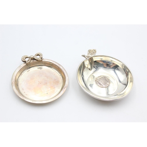 214 - Two assorted vintage .900 silver pin/trinket dishes, one apple shaped and one bow shaped - approx. g... 