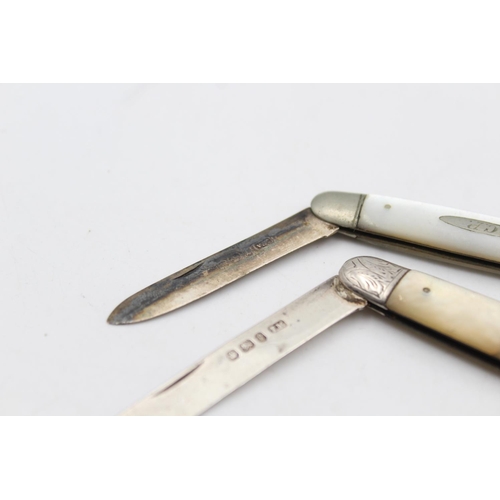 220 - Two antique hallmarked .925 sterling silver fruit knives with mother of pearl handles - approx. gros... 