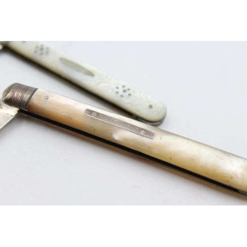 227 - Two antique hallmarked .925 sterling silver fruit knives with mother of pearl handles - approx. gros... 