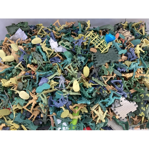 167 - A large quantity of plastic soldier figurines and accessories