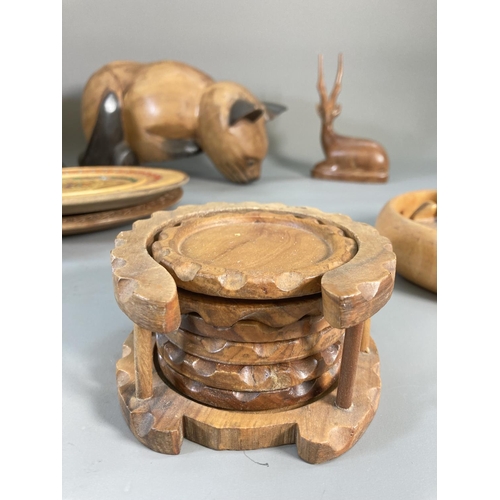 289 - A collection of assorted treenware to include carved cat, carved tortoise, coasters, shoe horn etc.