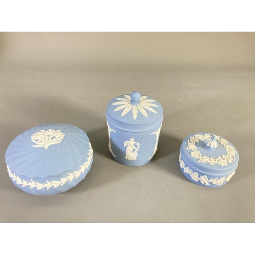 95 - Eight pieces of Wedgwood china to include Twelve Days of Christmas Turtle Doves trinket box, pale bl... 