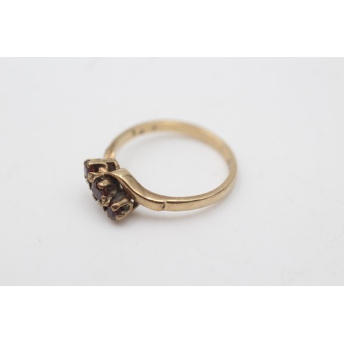 2084 - A hallmarked Birmingham 9ct gold twist band three stone garnet ring, size K - approx. gross weight 1... 