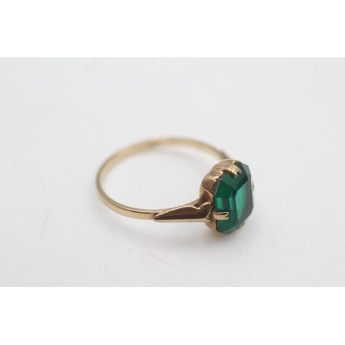 2090 - A 9ct gold green paste baguette cut ring, size O - approx. gross weight 1.9 grams