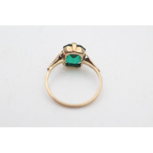 2090 - A 9ct gold green paste baguette cut ring, size O - approx. gross weight 1.9 grams