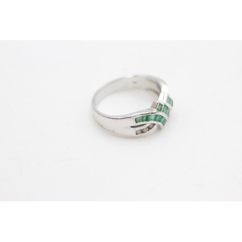 2091 - A 9ct white gold emerald and diamond channel setting crossover ring, size O - approx. gross weight 2... 