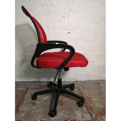 411 - A modern black plastic and red woven swivel office desk chair