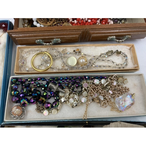 179 - A collection of assorted costume jewellery