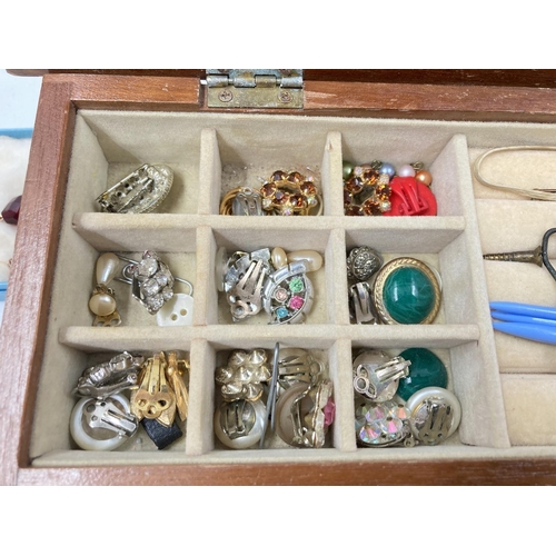 179 - A collection of assorted costume jewellery