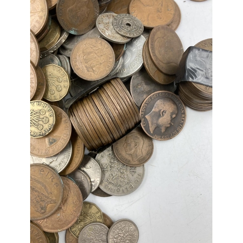 204 - A large collection of vintage worldwide coins and bank notes