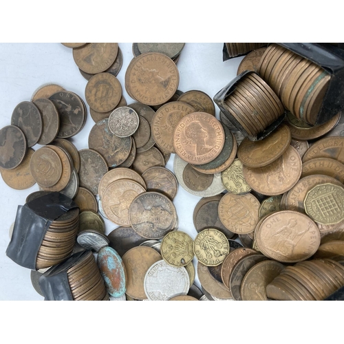 204 - A large collection of vintage worldwide coins and bank notes