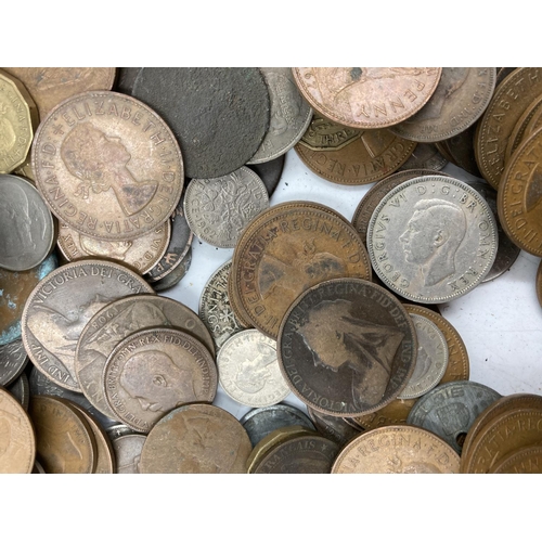 204 - A large collection of vintage worldwide coins and bank notes