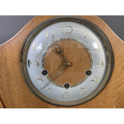 256 - A mid 20th century Smiths oak cased mantel clock with key and pendulum - approx. 23cm high x 32cm wi... 