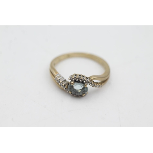 1081 - A 9ct gold diamond and topaz twist setting dress ring, size L½ - approx. gross weight 2 grams