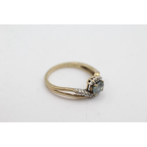 1081 - A 9ct gold diamond and topaz twist setting dress ring, size L½ - approx. gross weight 2 grams