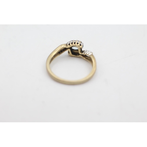 1081 - A 9ct gold diamond and topaz twist setting dress ring, size L½ - approx. gross weight 2 grams