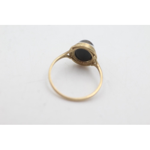 1082 - A 9ct gold paste solitaire ring, size O - approx. gross weight 1.6 grams