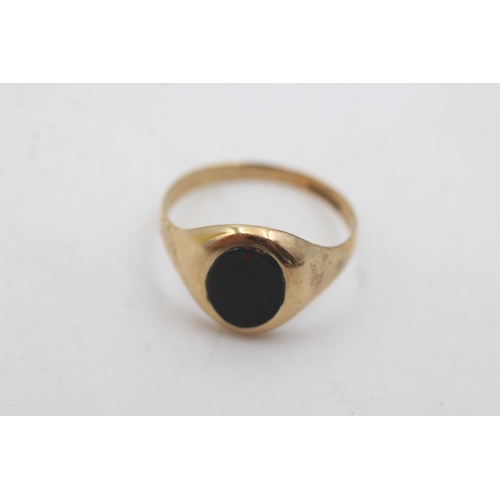 1084 - A 9ct gold bloodstone signet ring, size O½ - approx. gross weight 2.4 grams