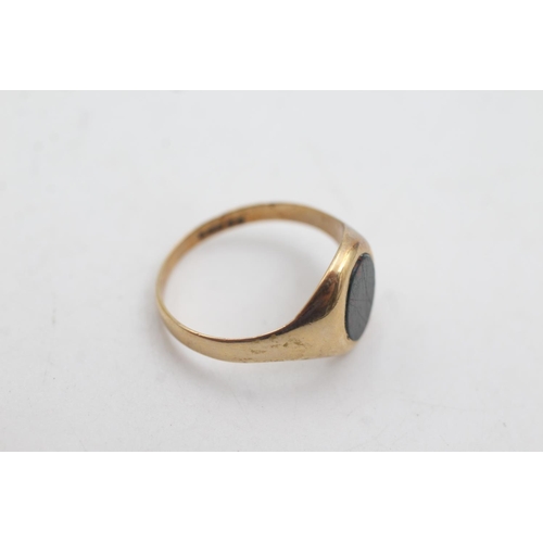 1084 - A 9ct gold bloodstone signet ring, size O½ - approx. gross weight 2.4 grams