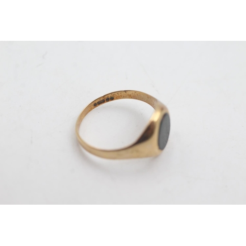 1084 - A 9ct gold bloodstone signet ring, size O½ - approx. gross weight 2.4 grams