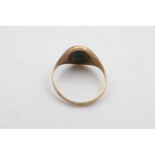 1084 - A 9ct gold bloodstone signet ring, size O½ - approx. gross weight 2.4 grams