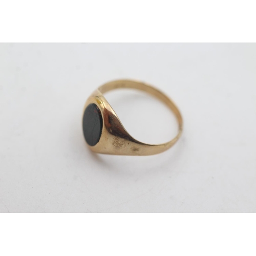 1084 - A 9ct gold bloodstone signet ring, size O½ - approx. gross weight 2.4 grams