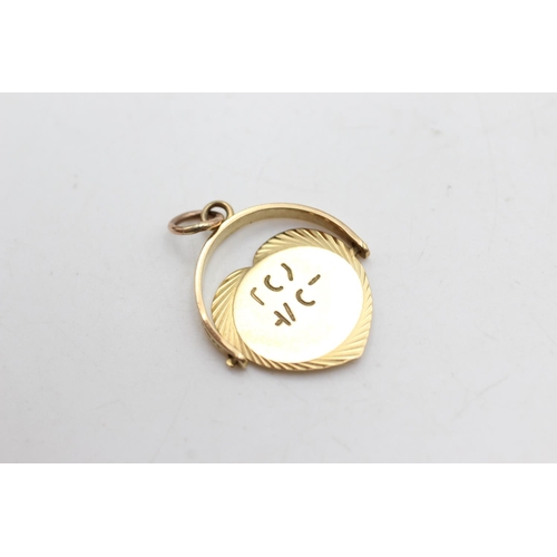 1085 - A 9ct gold 'I love you' spinner pendant - approx. gross weight 2 grams