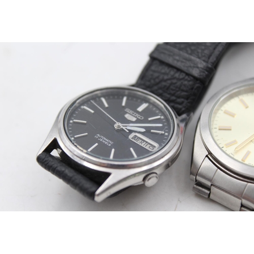 1353 - Two vintage Seiko 5 automatic day date men's wristwatches - refs. 7009-3100 and 7S26-0420