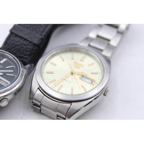 1353 - Two vintage Seiko 5 automatic day date men's wristwatches - refs. 7009-3100 and 7S26-0420