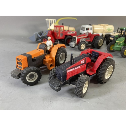 260A - A collection of 1980s Britain's model farm vehicles to include John Deere tractor, Landrover Defende... 