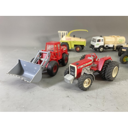 260A - A collection of 1980s Britain's model farm vehicles to include John Deere tractor, Landrover Defende... 