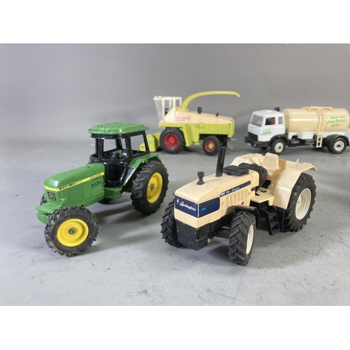 260A - A collection of 1980s Britain's model farm vehicles to include John Deere tractor, Landrover Defende... 