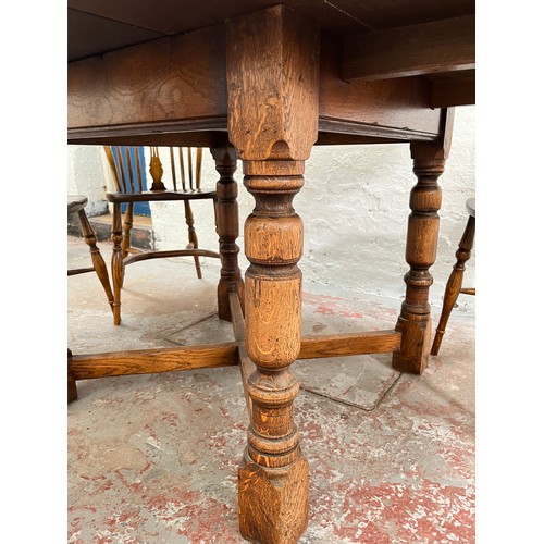 117 - A 17th century style solid oak circular extending dining table with X-frame stretcher and six Victor... 