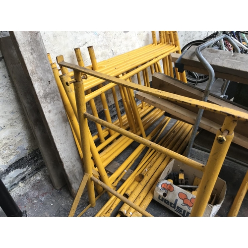 674A - A metal quick form scaffold tower set comprising feet, two tubs of scaffolding clips, scaffold board... 