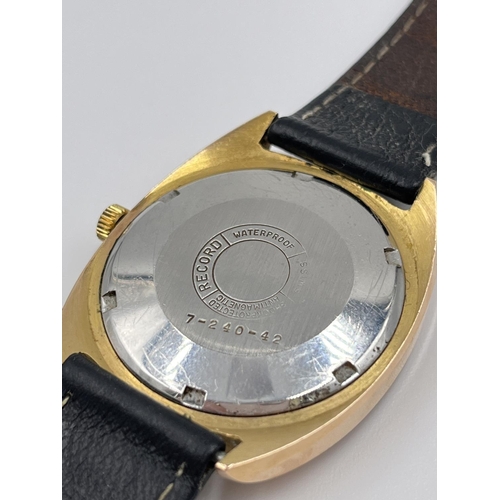 1374 - A vintage Record De Luxe automatic 34mm men's wristwatch