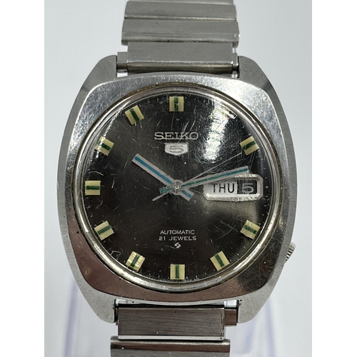 1380A - A vintage Seiko 5 automatic 21 jewels day date 35mm men's wristwatch - ref. 6119-7100