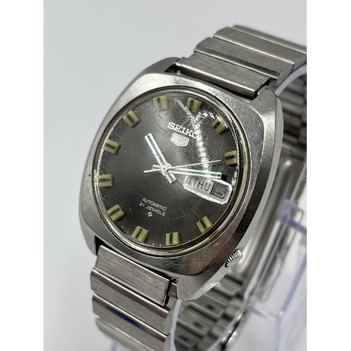 1380A - A vintage Seiko 5 automatic 21 jewels day date 35mm men's wristwatch - ref. 6119-7100