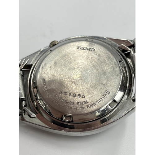 1382 - A vintage Seiko 5 automatic 37mm men's wristwatch - ref. 7009-7031