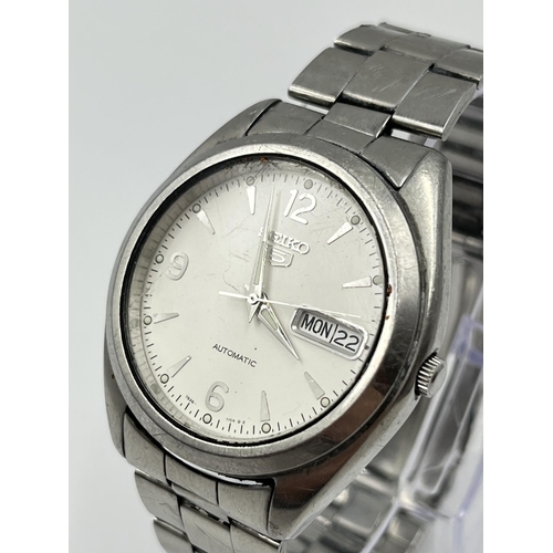 1383 - A Seiko 5 automatic day date 37mm men's wristwatch - ref. 7S26-0060