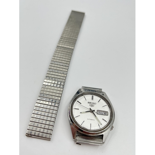 1384 - A Seiko 5 automatic day date 35mm men's wristwatch - ref. 6309-7150