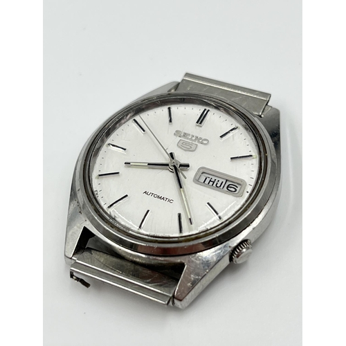 1384 - A Seiko 5 automatic day date 35mm men's wristwatch - ref. 6309-7150